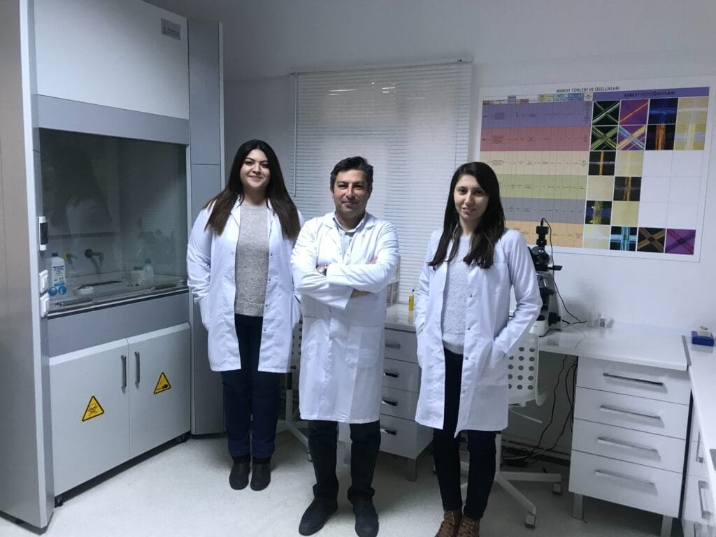 Asbest raporu hazırlamak için asbest analizi yapan bir asbest laboratuvarı personeli