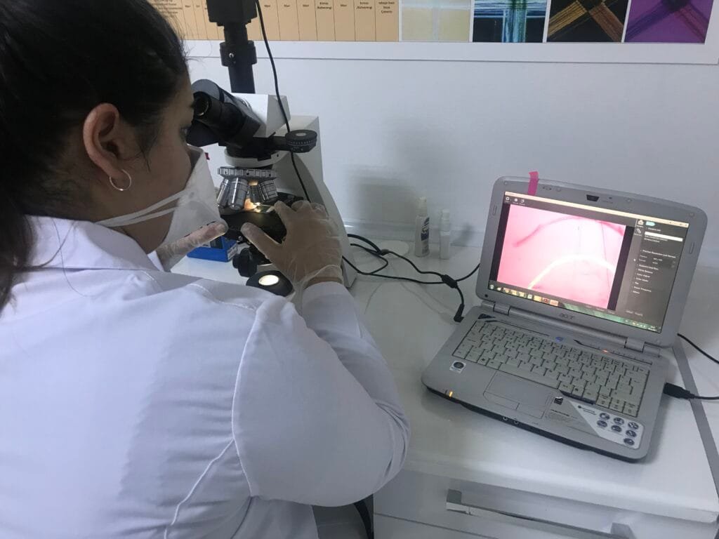 Asbest raporu hazırlamak için asbest analizi yapan bir asbest laboratuvarı personeli