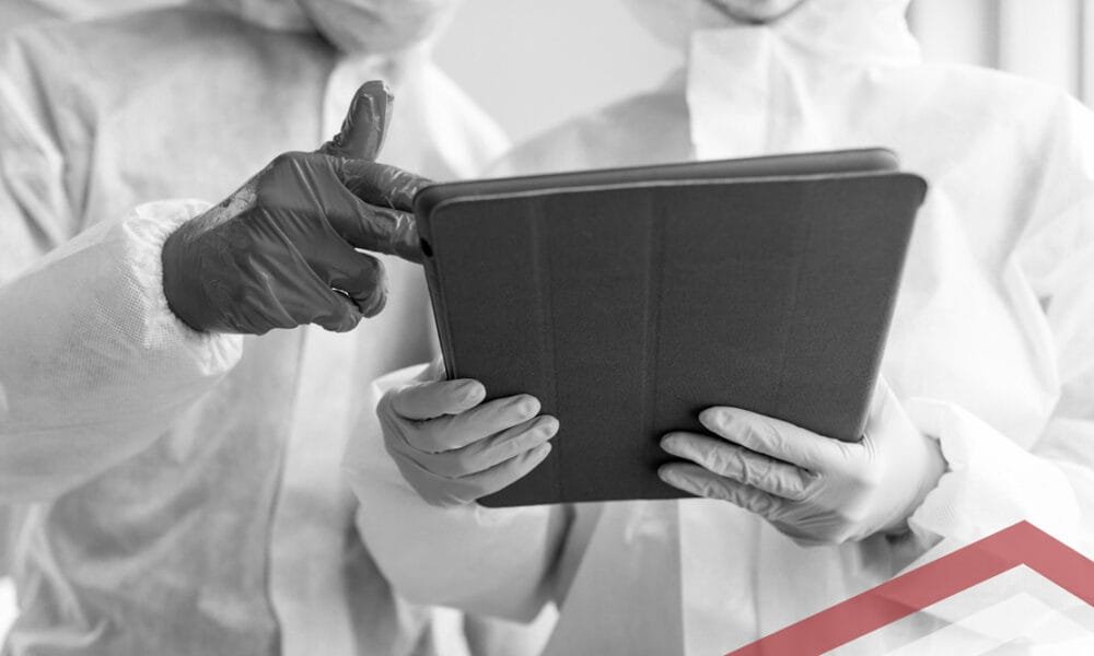 Asbest raporu hazırlamak için asbest analizi yapan bir asbest laboratuvarı personeli