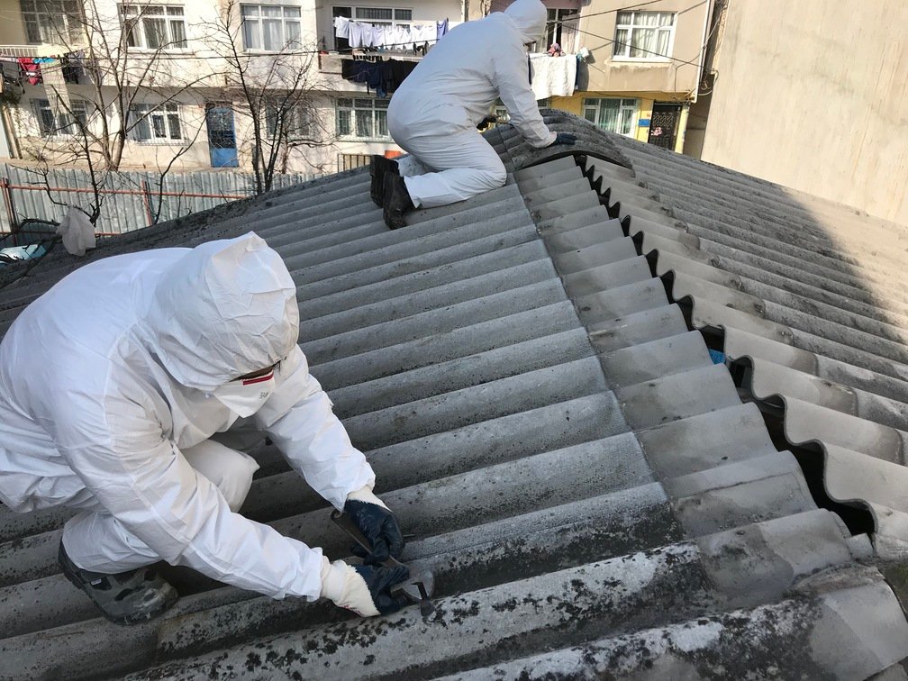 asbest çatı söküm nasıl yapılır uygulamalı anlatan ve çatıda asbestli çatı sökümü yapan asbest söküm uzmanları